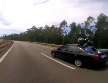 Η στιγμή που μοτοσικλετιστής πηδά πάνω σε αυτοκίνητο και ... (βίντεο)